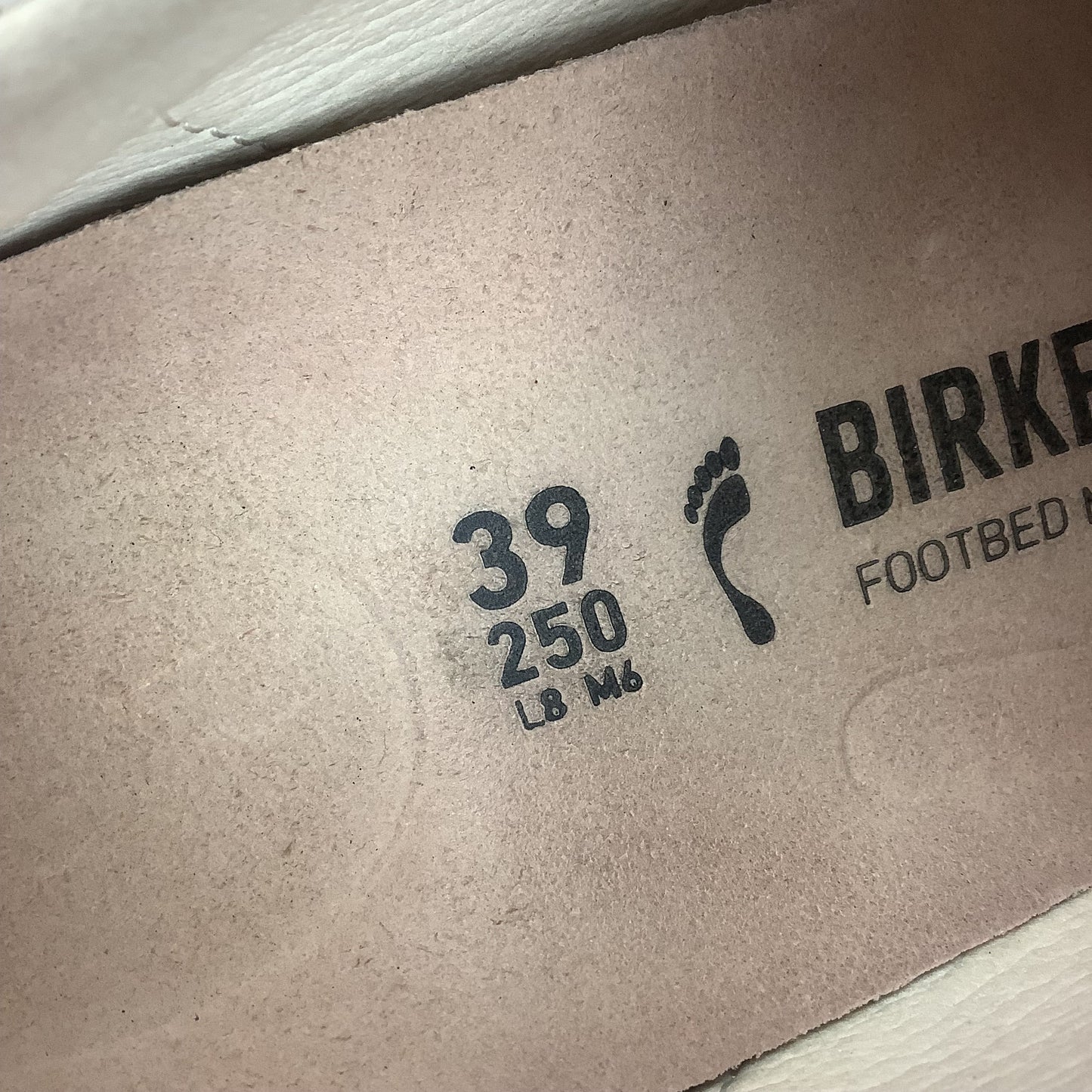 Shoes Flats By Birkenstock In White, Size: 8.5/39