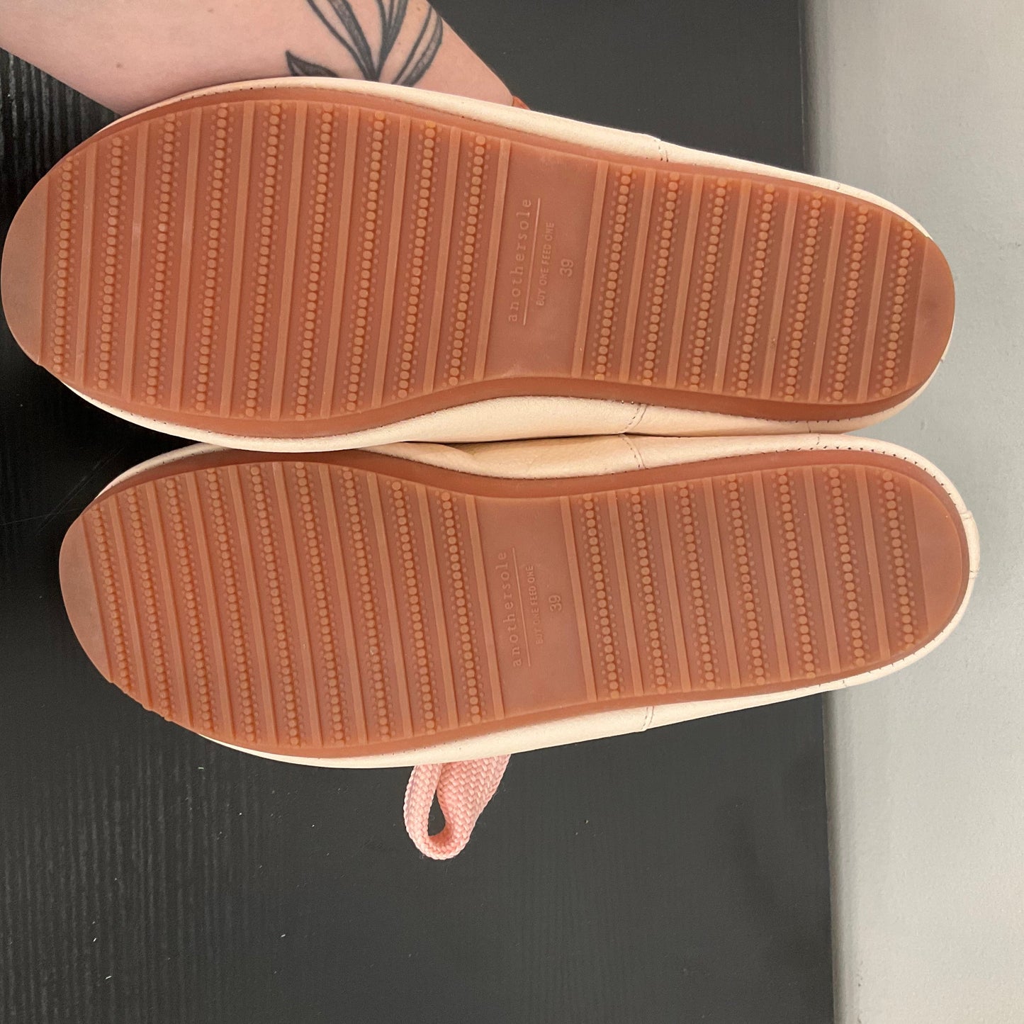 SHOES FLATS by CLOTHES MENTOR In PINK, Size: 8.5