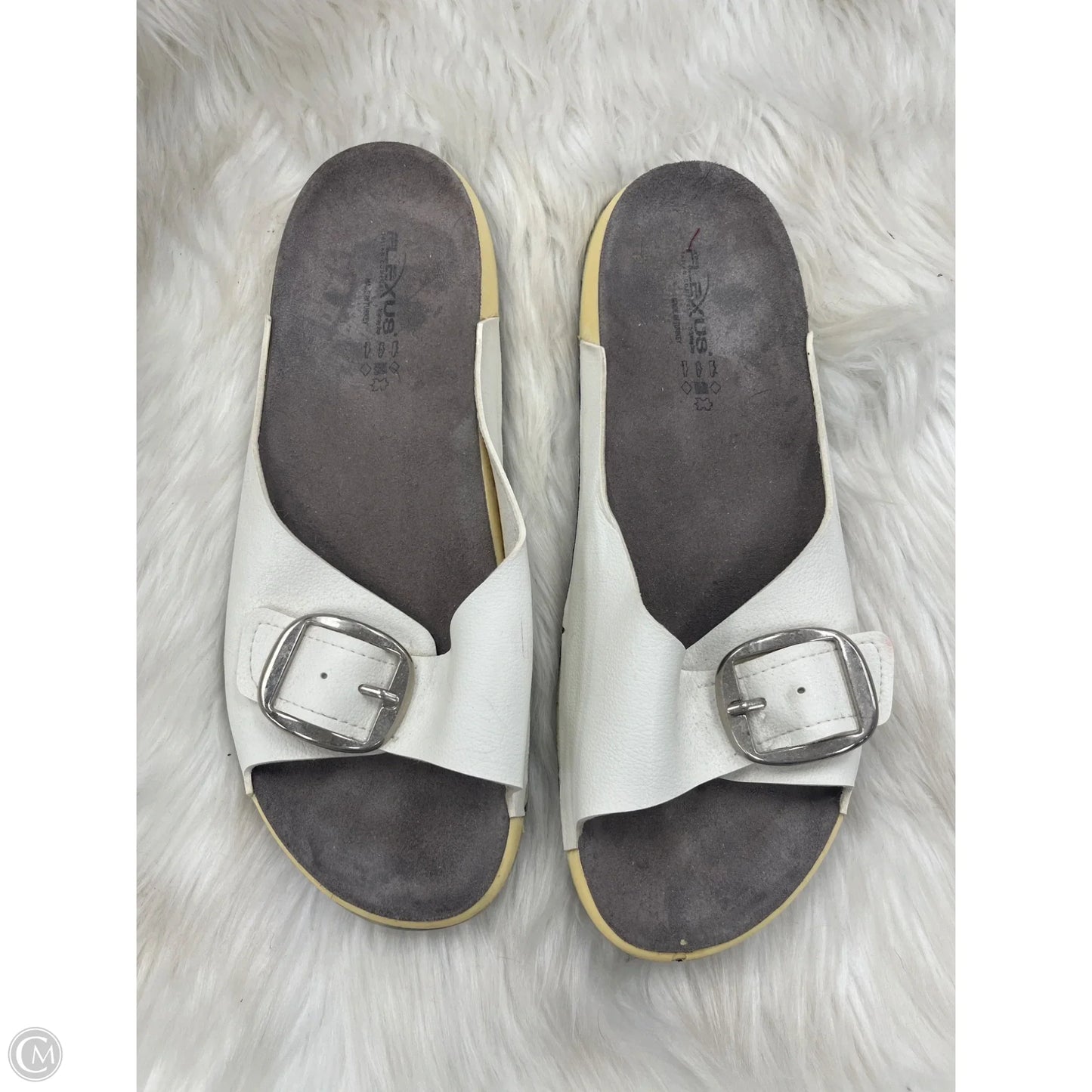 Sandals Flats By Clothes Mentor In White, Size: 11.5