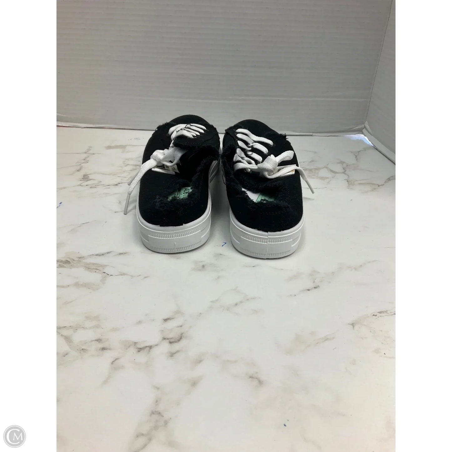 Shoes Sneakers By Clothes Mentor In Black, Size: 7