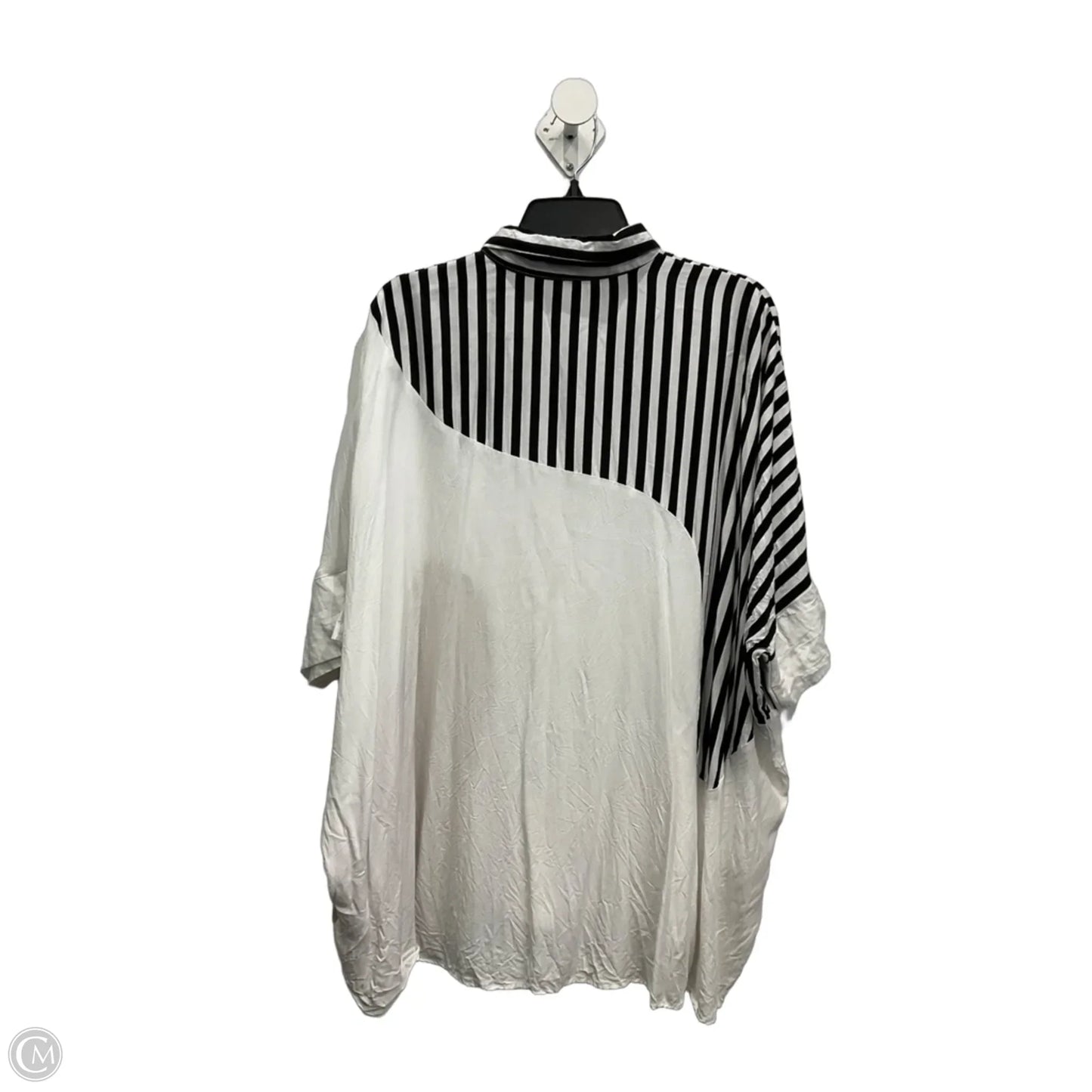 Top Short Sleeve By Clothes Mentor In White, Size: M