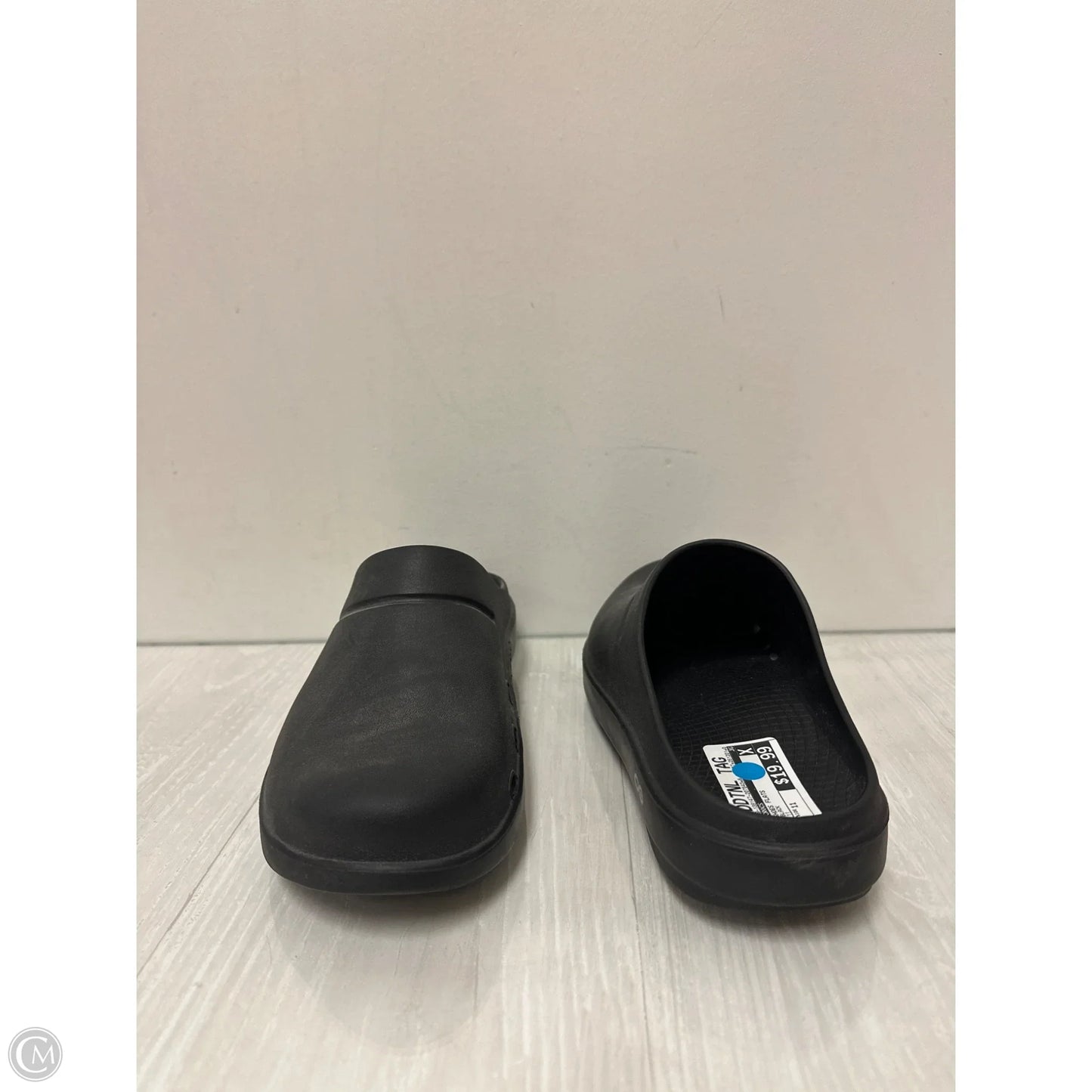Shoes Flats By Crocs In Black, Size: 11