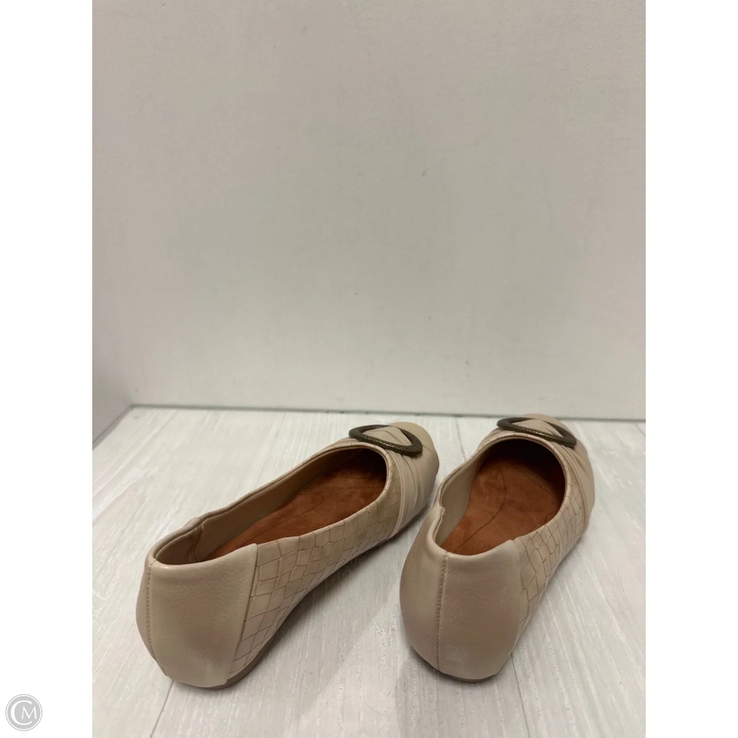 Shoes Flats By Bare Traps In Cream, Size: 7