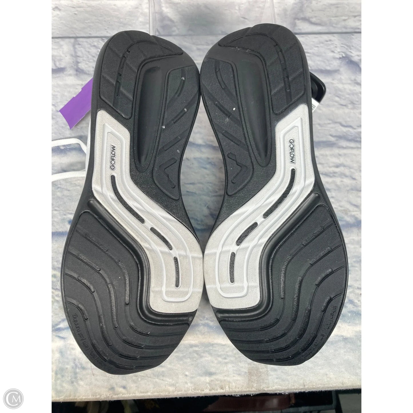 Shoes Sneakers By Clothes Mentor In Black & White, Size: 10.5