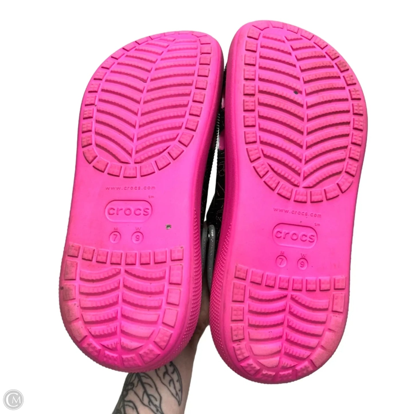 Shoes Sneakers Platform By Crocs In Black & Pink, Size: 9