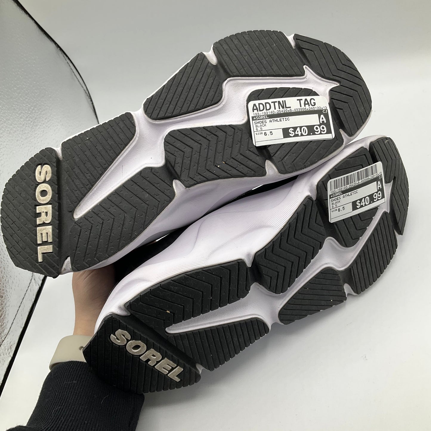 Shoes Athletic By Sorel Size: 6.5