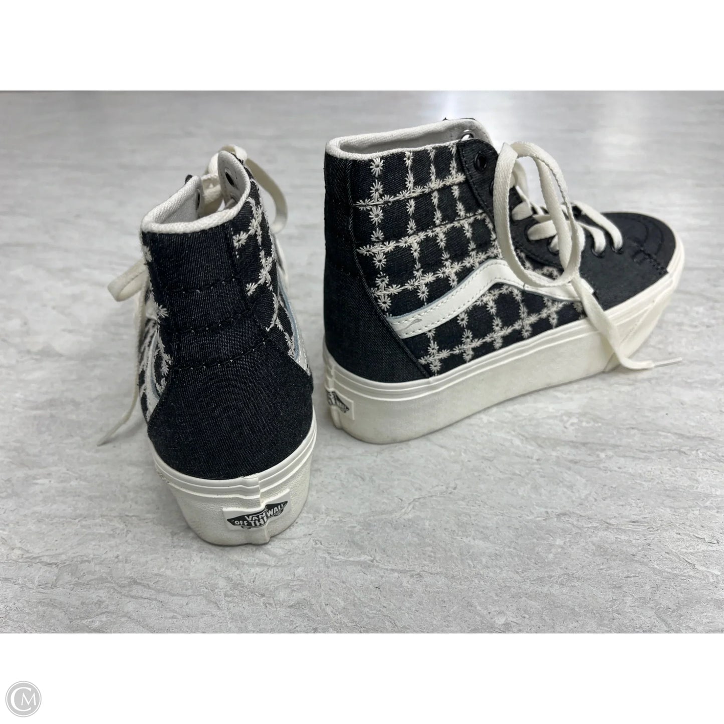 Shoes Sneakers By Vans In Black & White, Size: 7.5