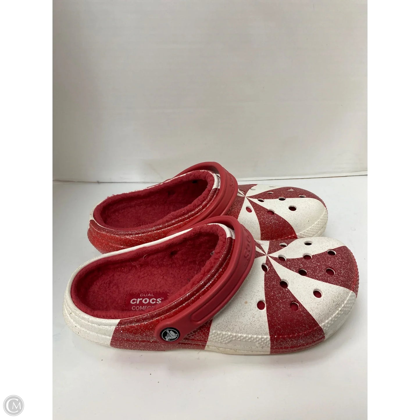 Shoes Flats By Crocs In Red & White, Size: 11