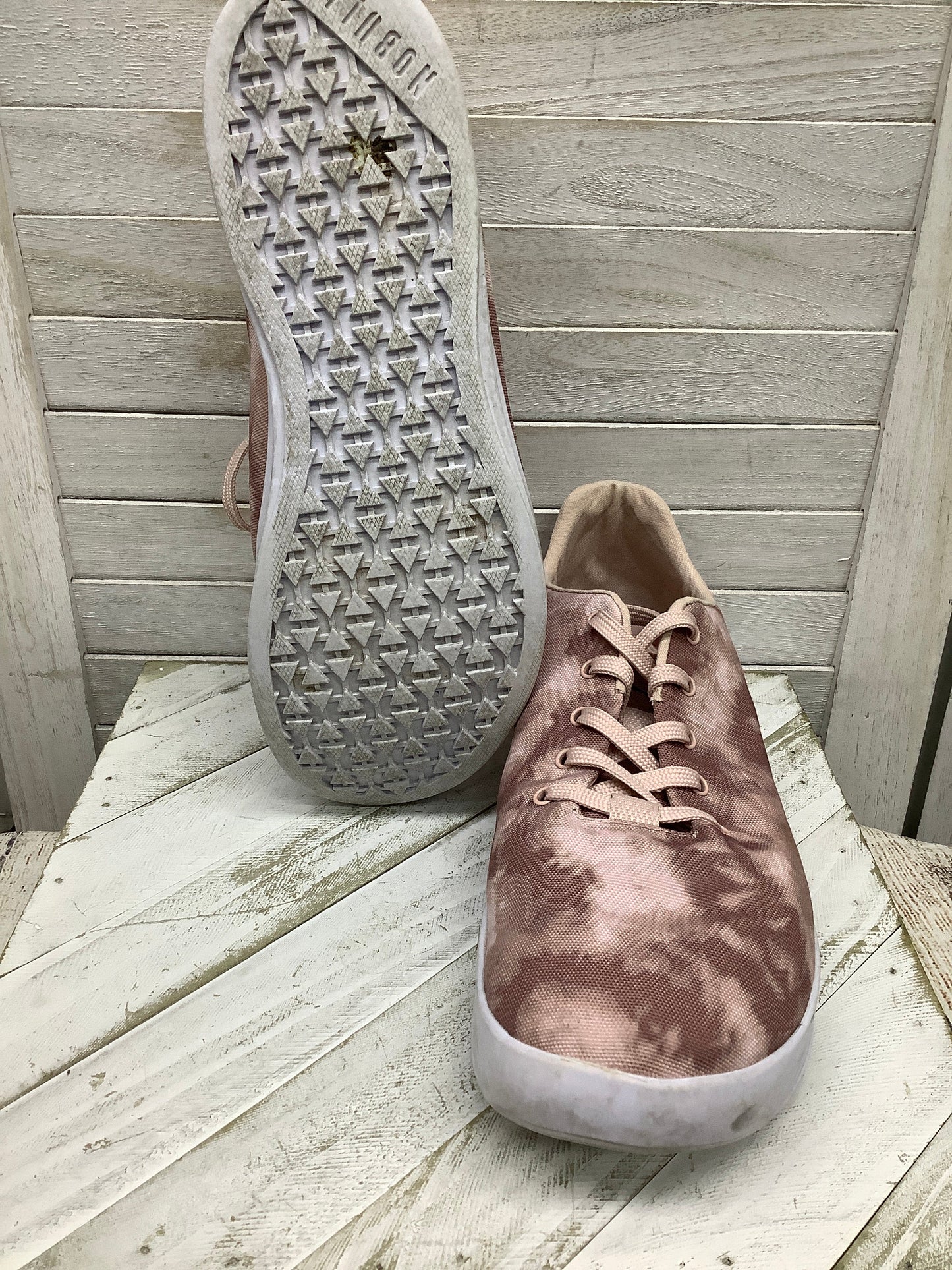 Shoes Sneakers By Clothes Mentor Size: 10