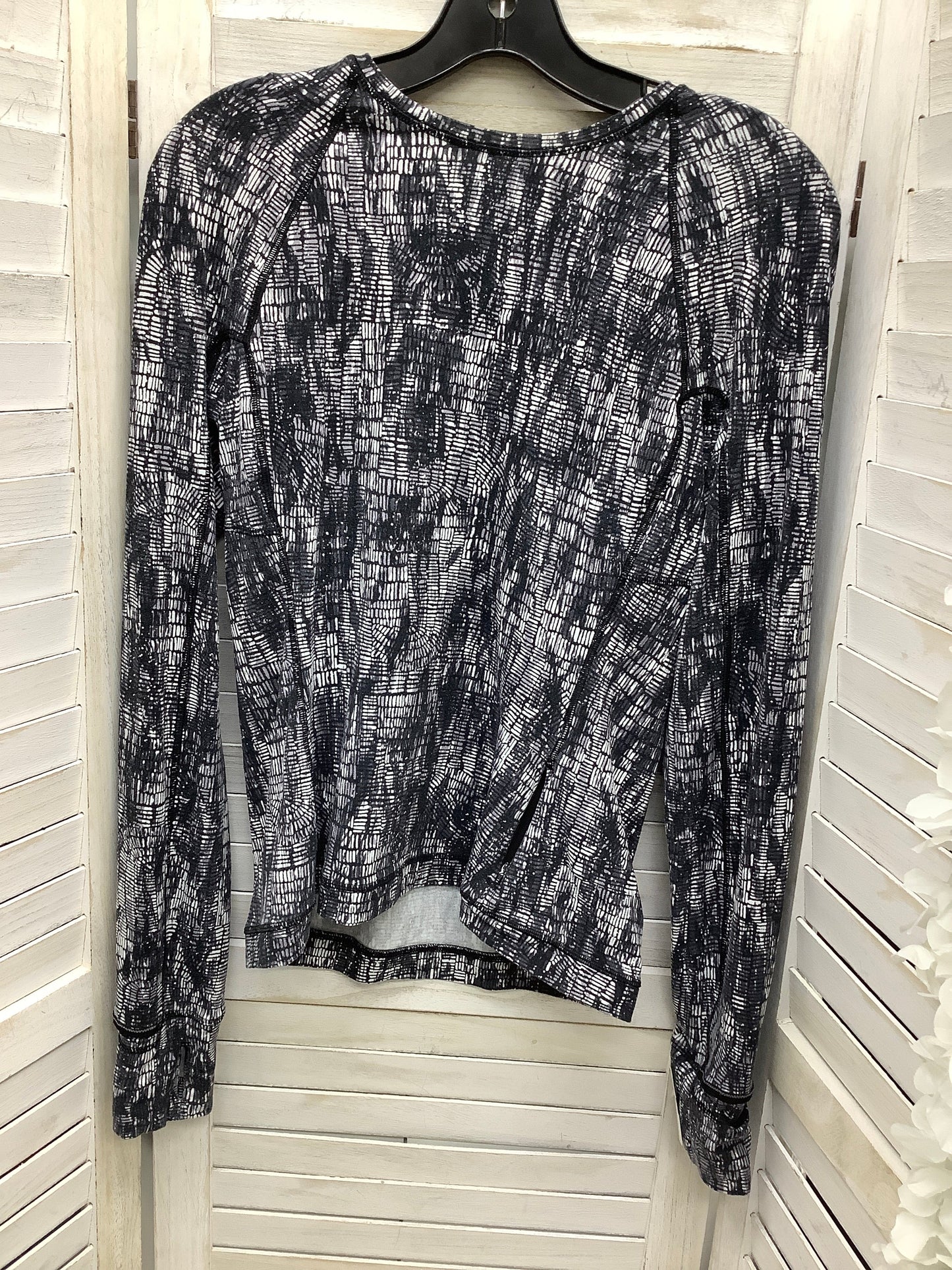 Athletic Top Long Sleeve Crewneck By Lululemon Size: 6