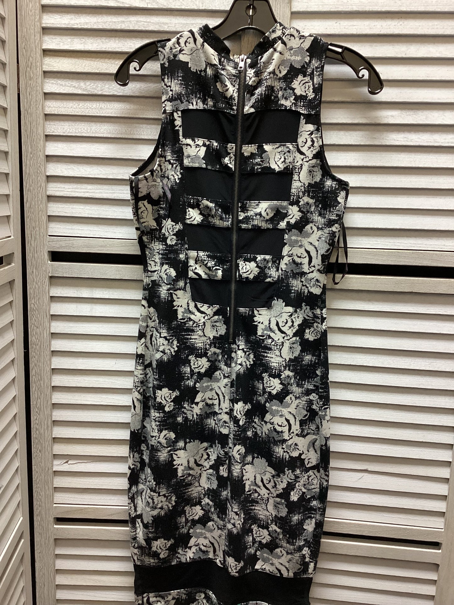 Dress Casual Midi By Material Girl Size: M