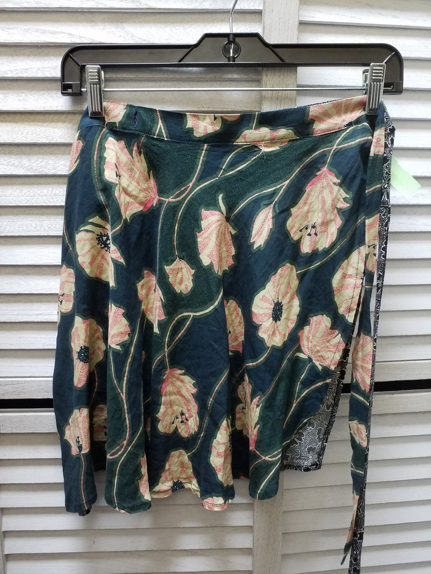 Skirt Mini & Short By Urban Outfitters Size: S