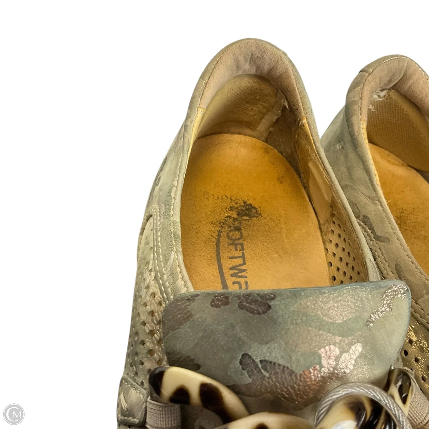 Shoes Sneakers By Clothes Mentor In Green, Size: 7.5