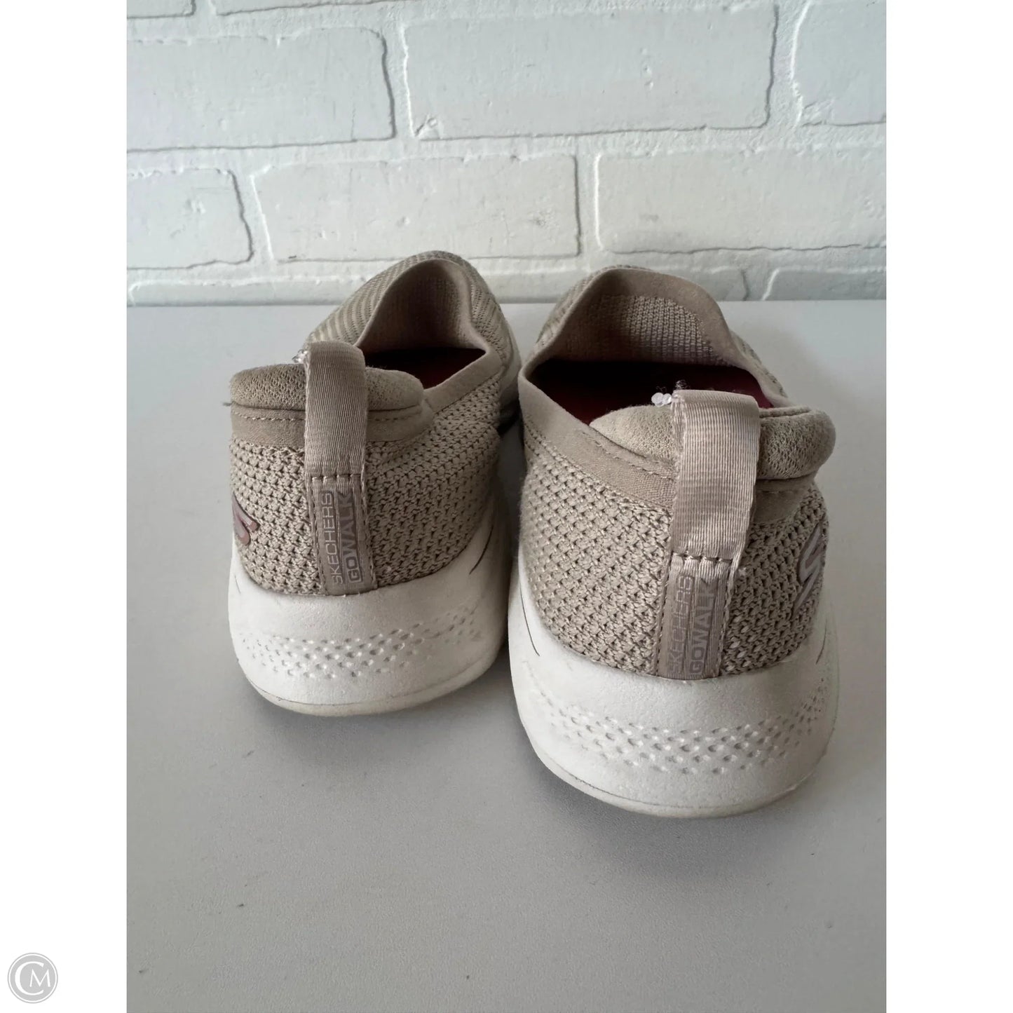 Shoes Sneakers By Skechers In Tan & White, Size: 5.5