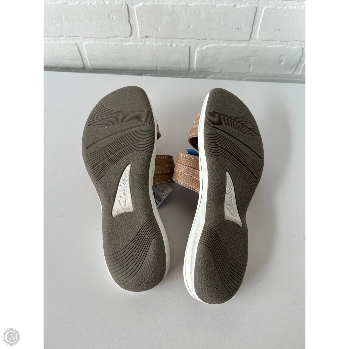 Sandals Flats By Clarks In Tan, Size: 9