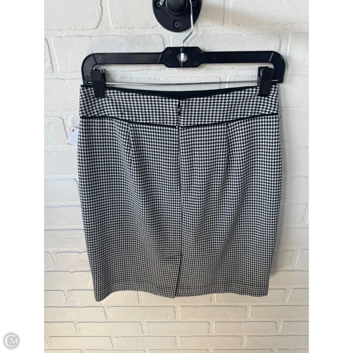 Skirt Mini & Short By Banana Republic In Black & White, Size: 2
