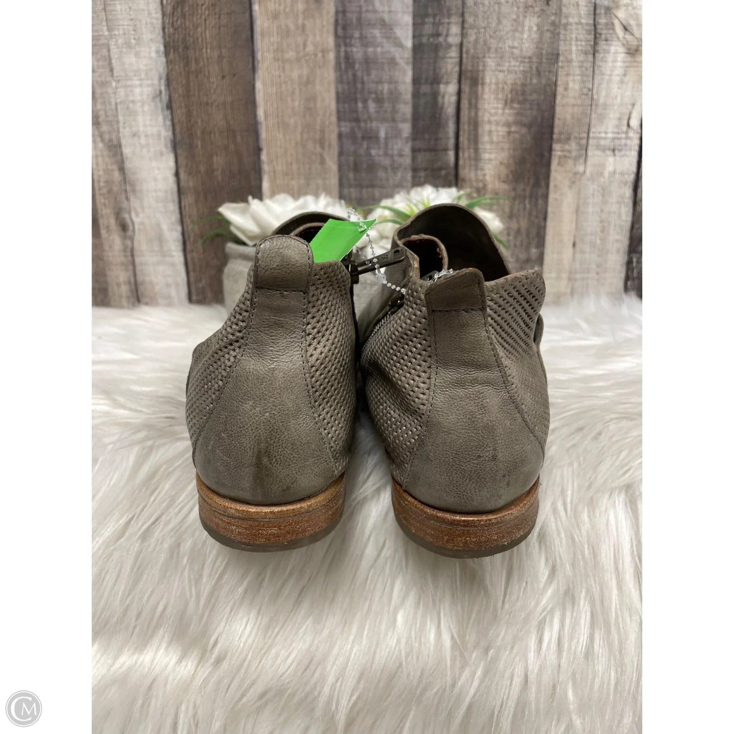 Shoes Flats By Cma In Brown, Size: 10