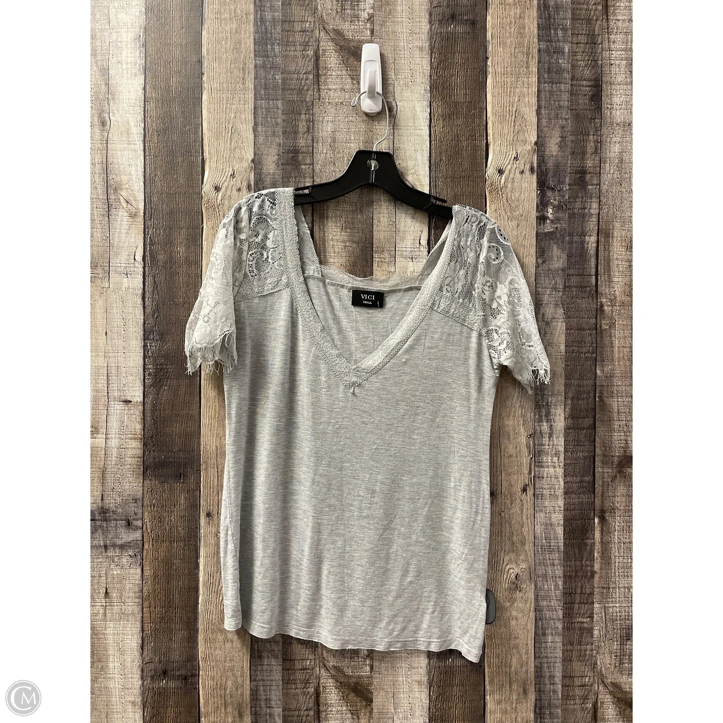 Top Short Sleeve By Vici In Grey, Size: S