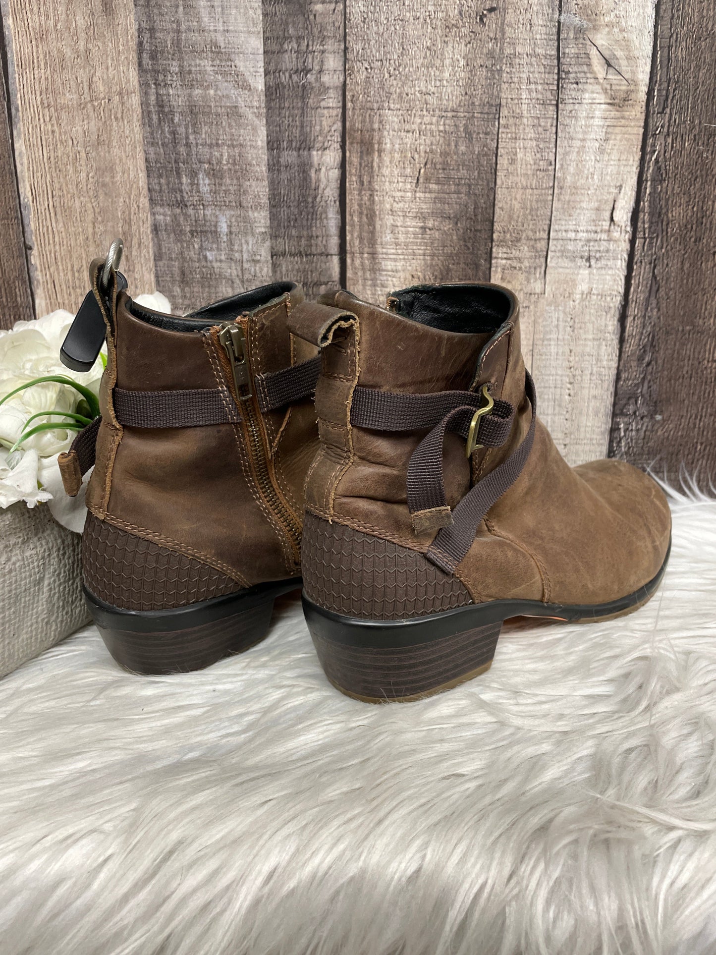 Boots Ankle Heels By Keen Size: 7