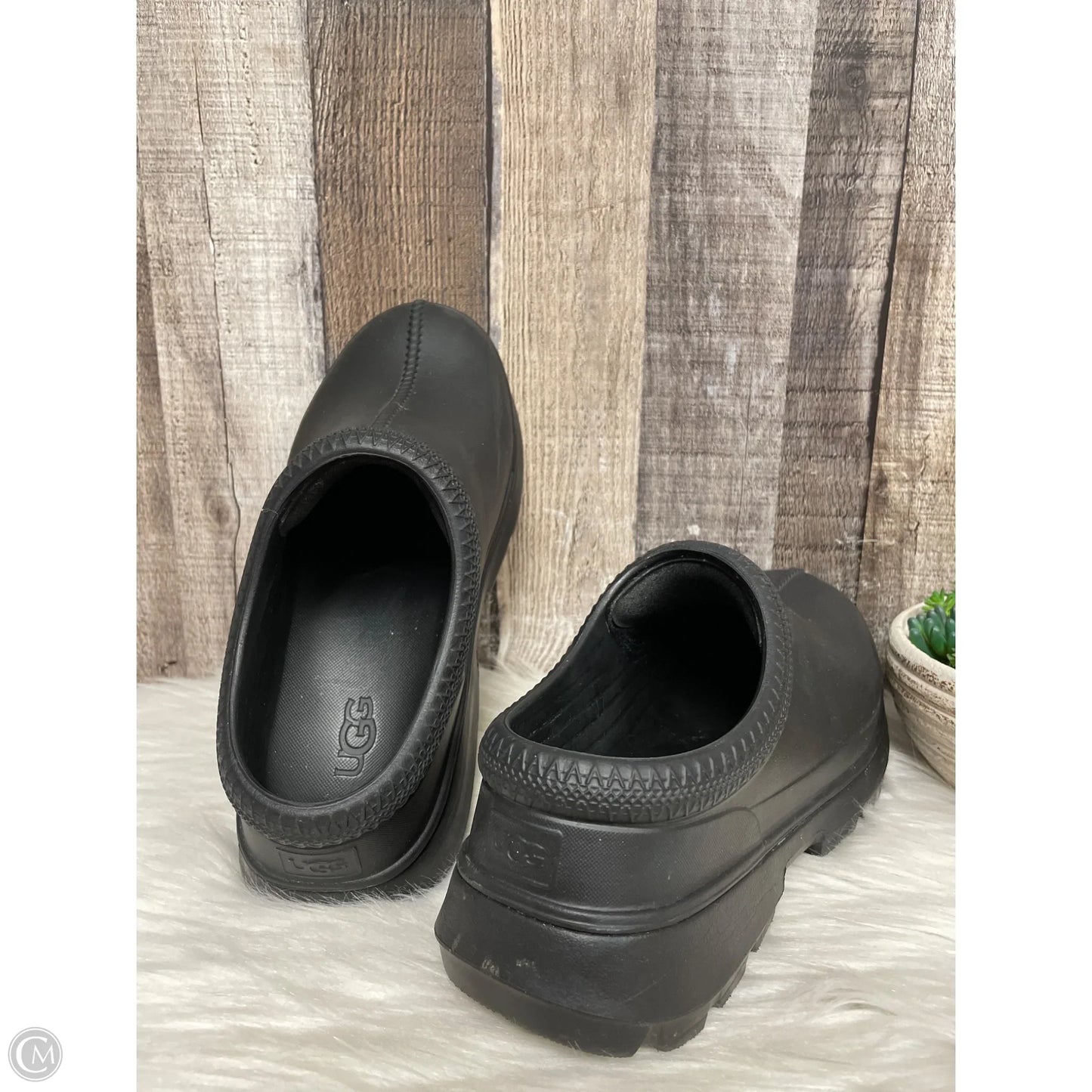 Shoes Designer By Ugg In Black, Size: 7
