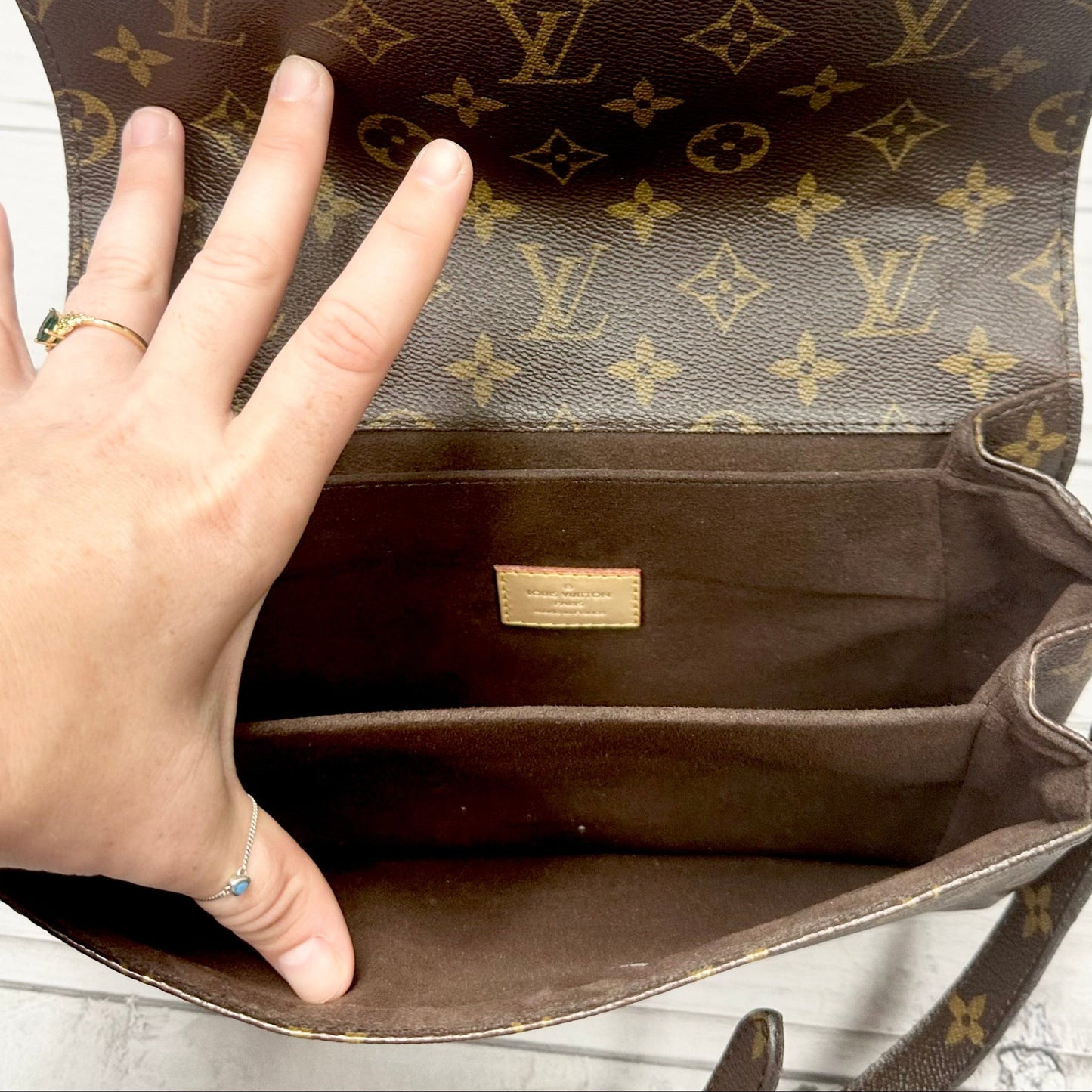 Crossbody Luxury Designer By Louis Vuitton, Size: Medium