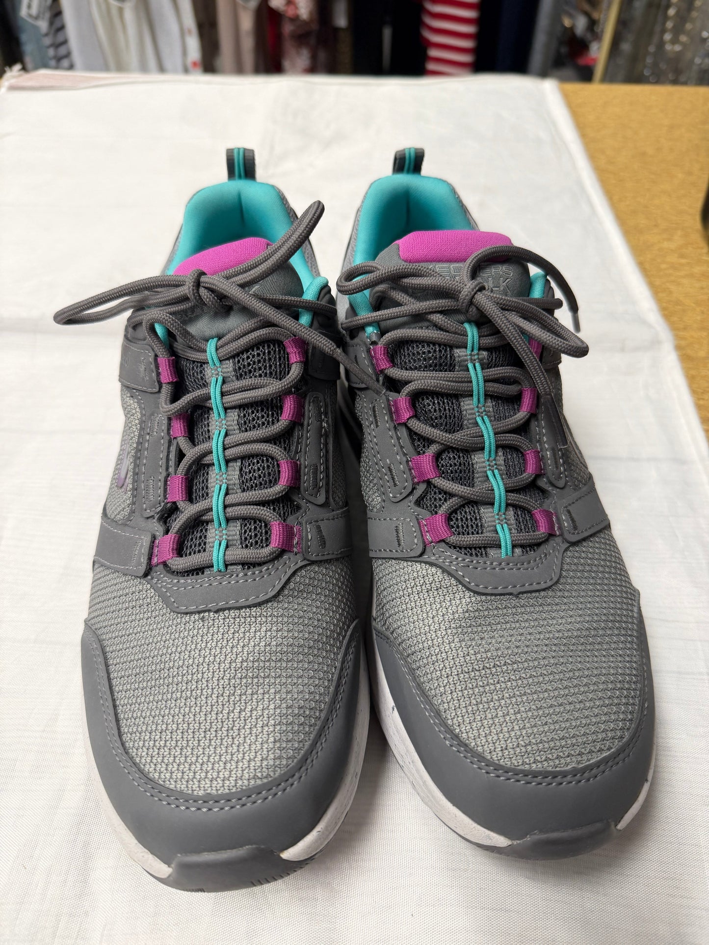 Shoes Athletic By Skechers In Grey, Size:9