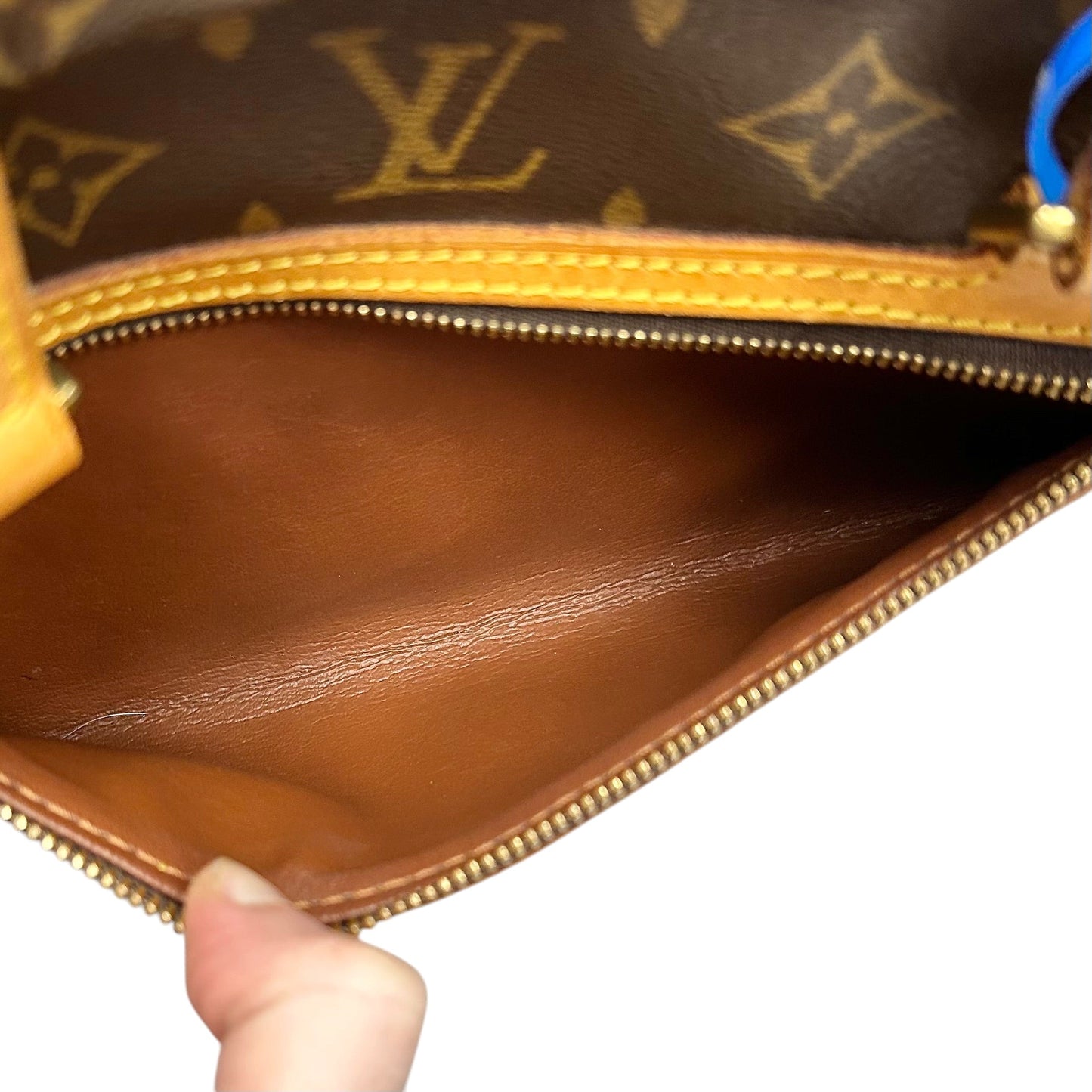 Handbag Luxury Designer By Louis Vuitton, Size: Medium