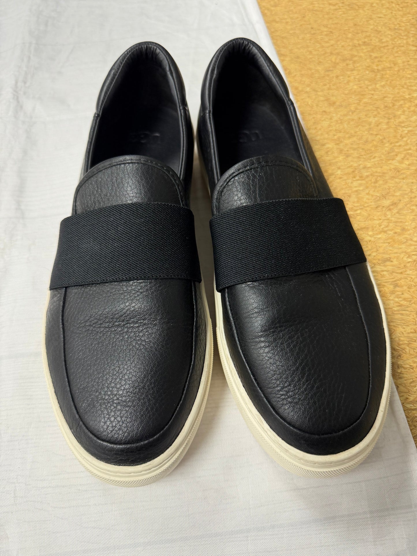 Shoes Designer By Ugg In Black, Size:9