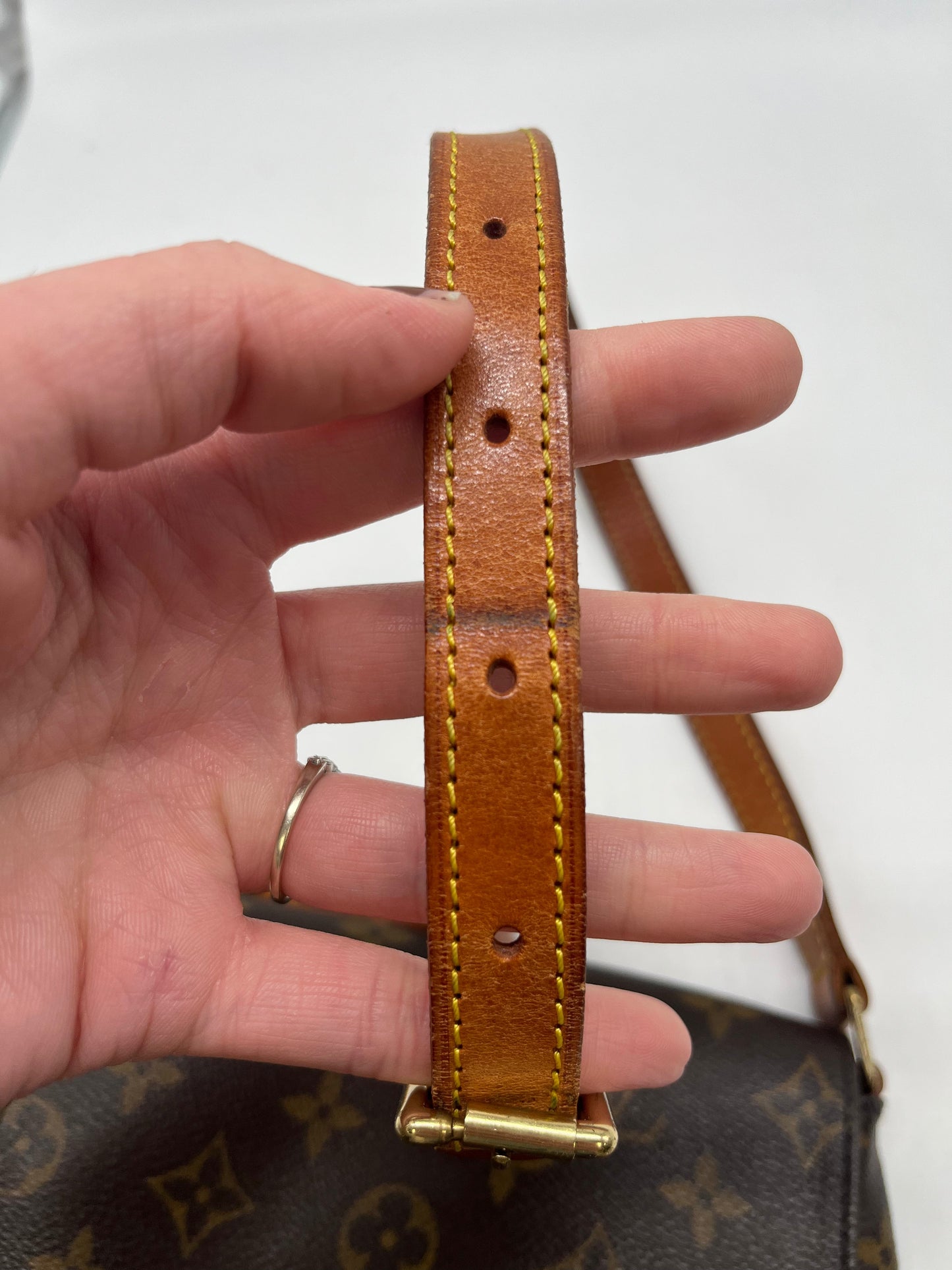 Handbag Luxury Designer By Louis Vuitton, Size: Medium