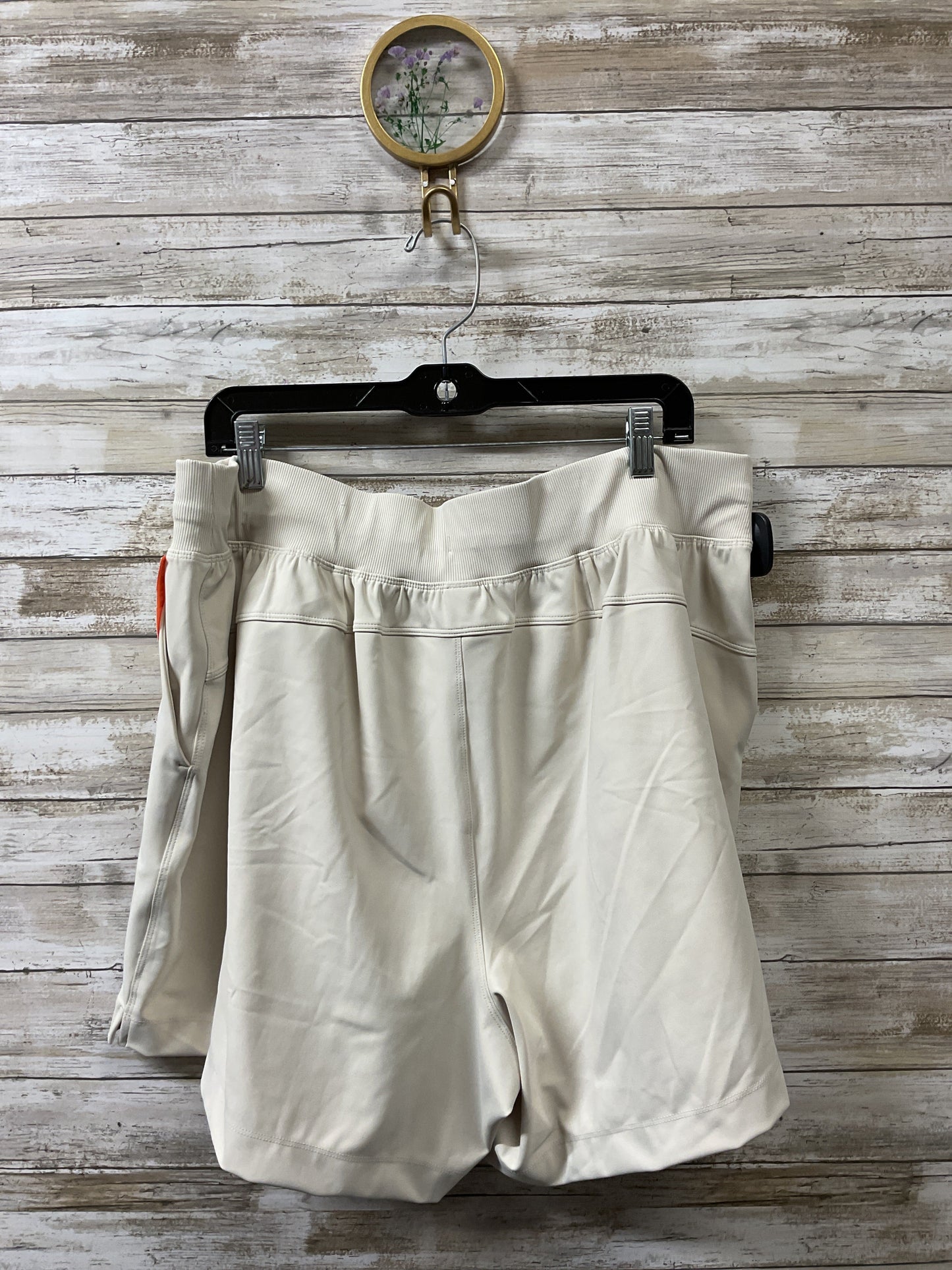 Athletic Shorts By Livi Active In Beige, Size:18