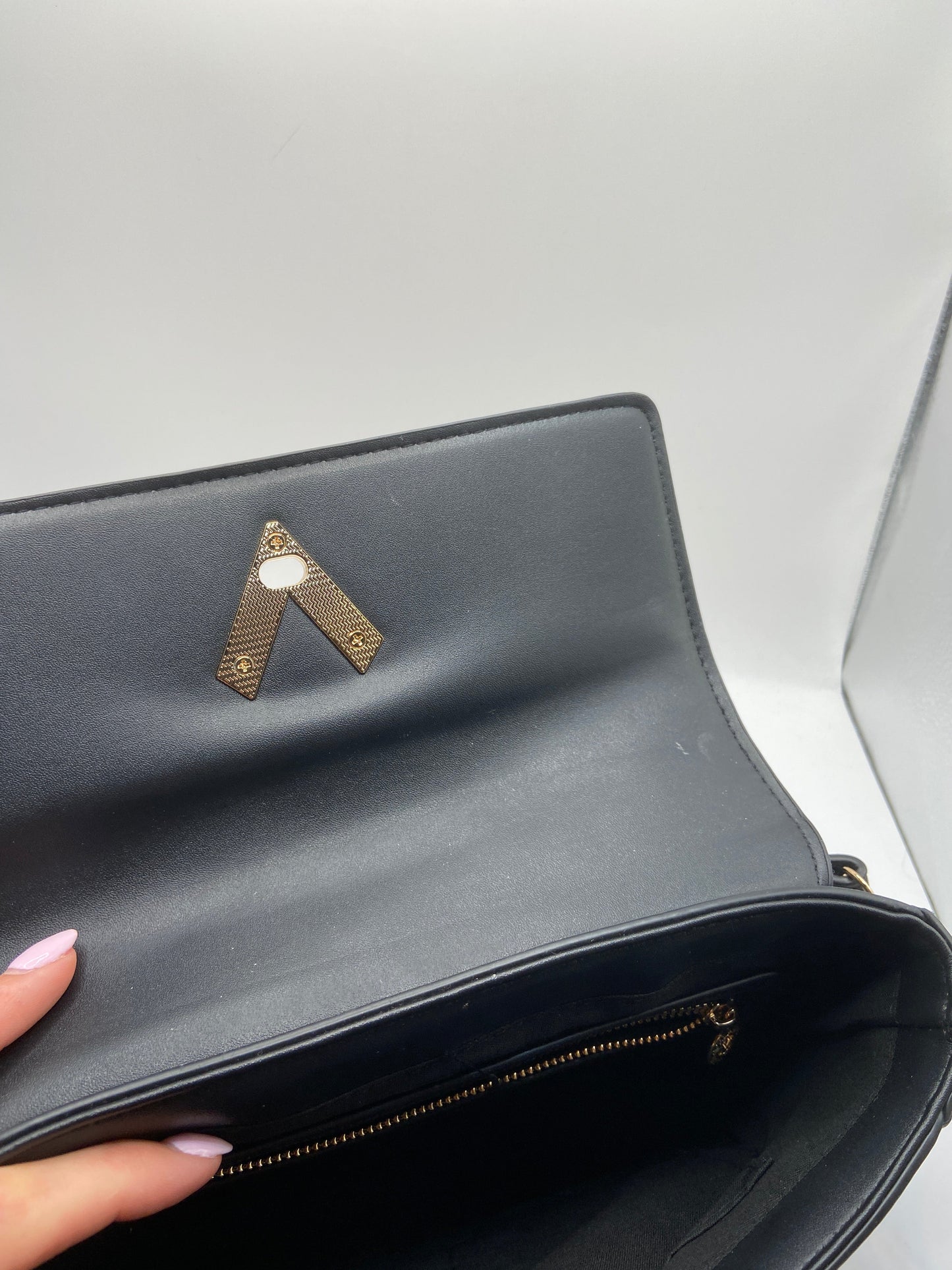 Handbag By Clothes Mentor, Size: Medium