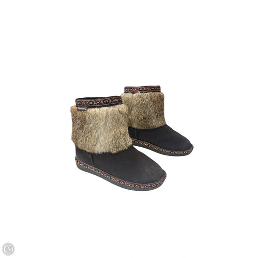 Boots Ankle Flats By Bearpaw In Brown, Size: 6