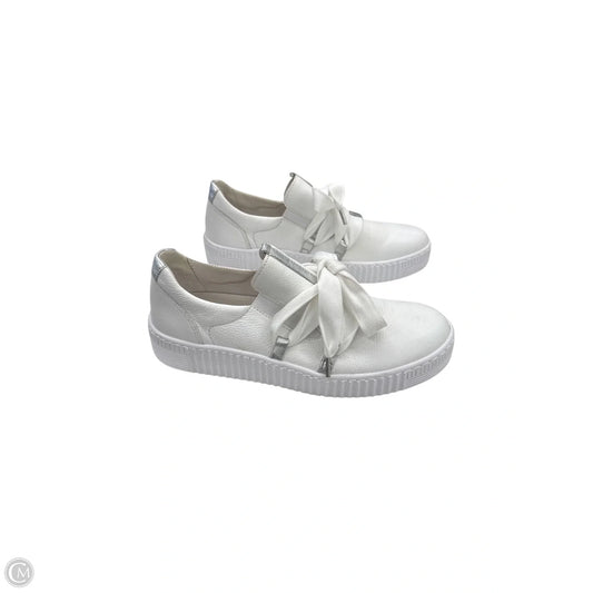 Shoes Sneakers By Clothes Mentor In White, Size: 5.5
