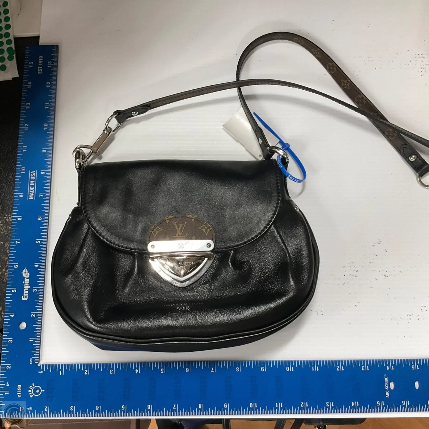 Crossbody Luxury Designer By Louis Vuitton, Size: Medium