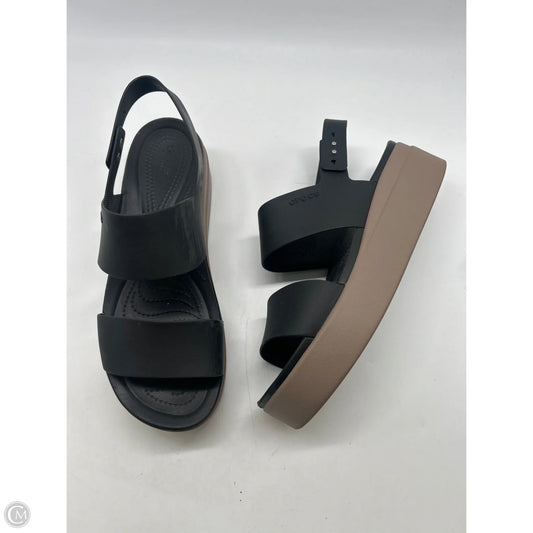 Sandals Heels Platform By Crocs In Black, Size: 11
