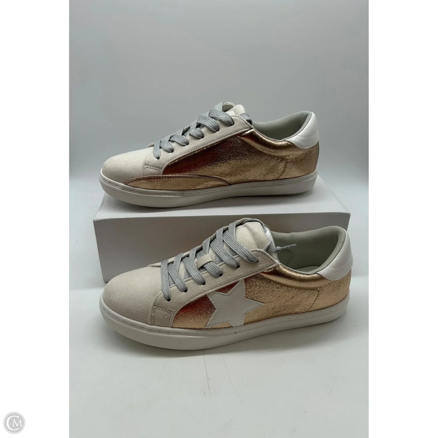 Shoes Sneakers By Clothes Mentor In Cream, Size: 10