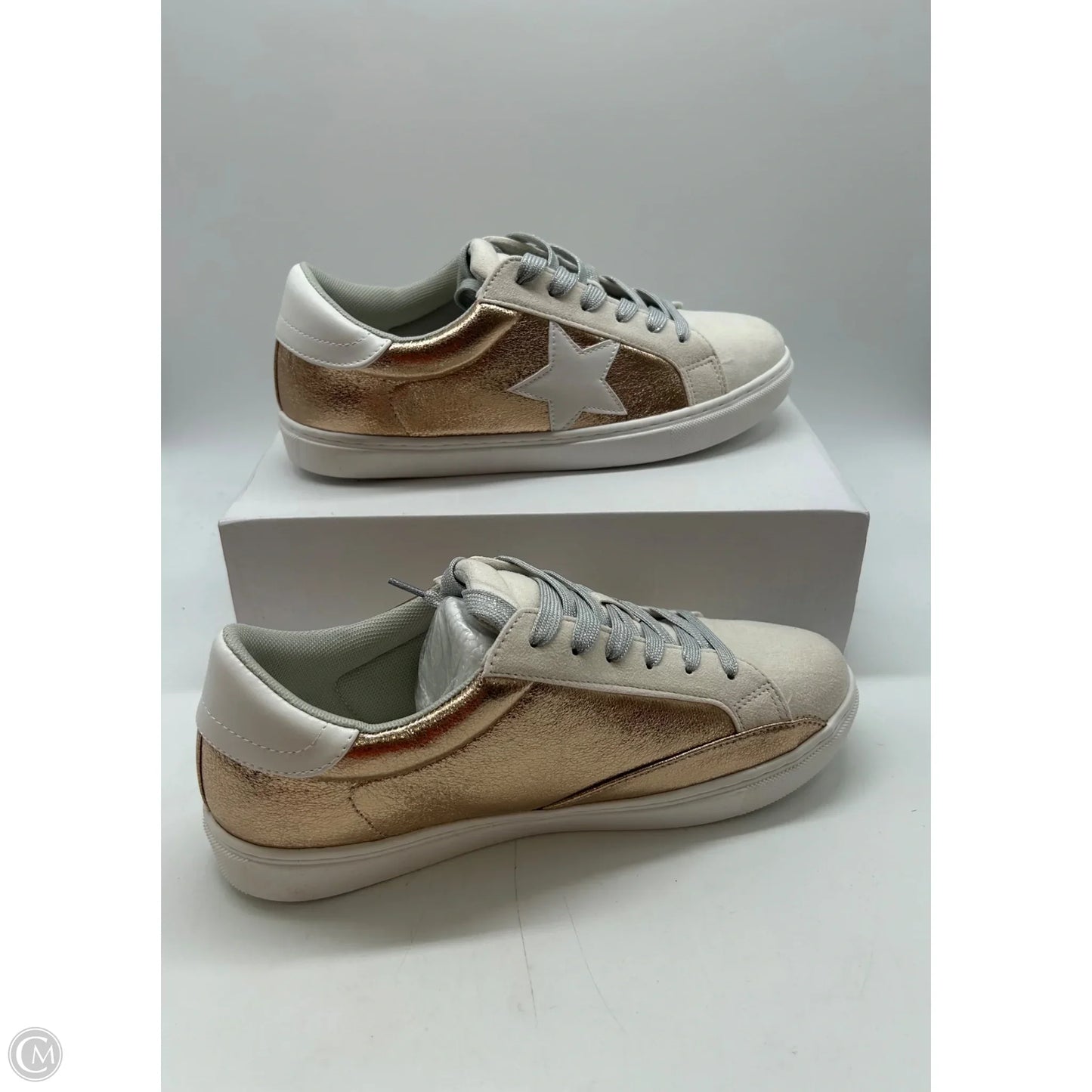 Shoes Sneakers By Clothes Mentor In Cream, Size: 10