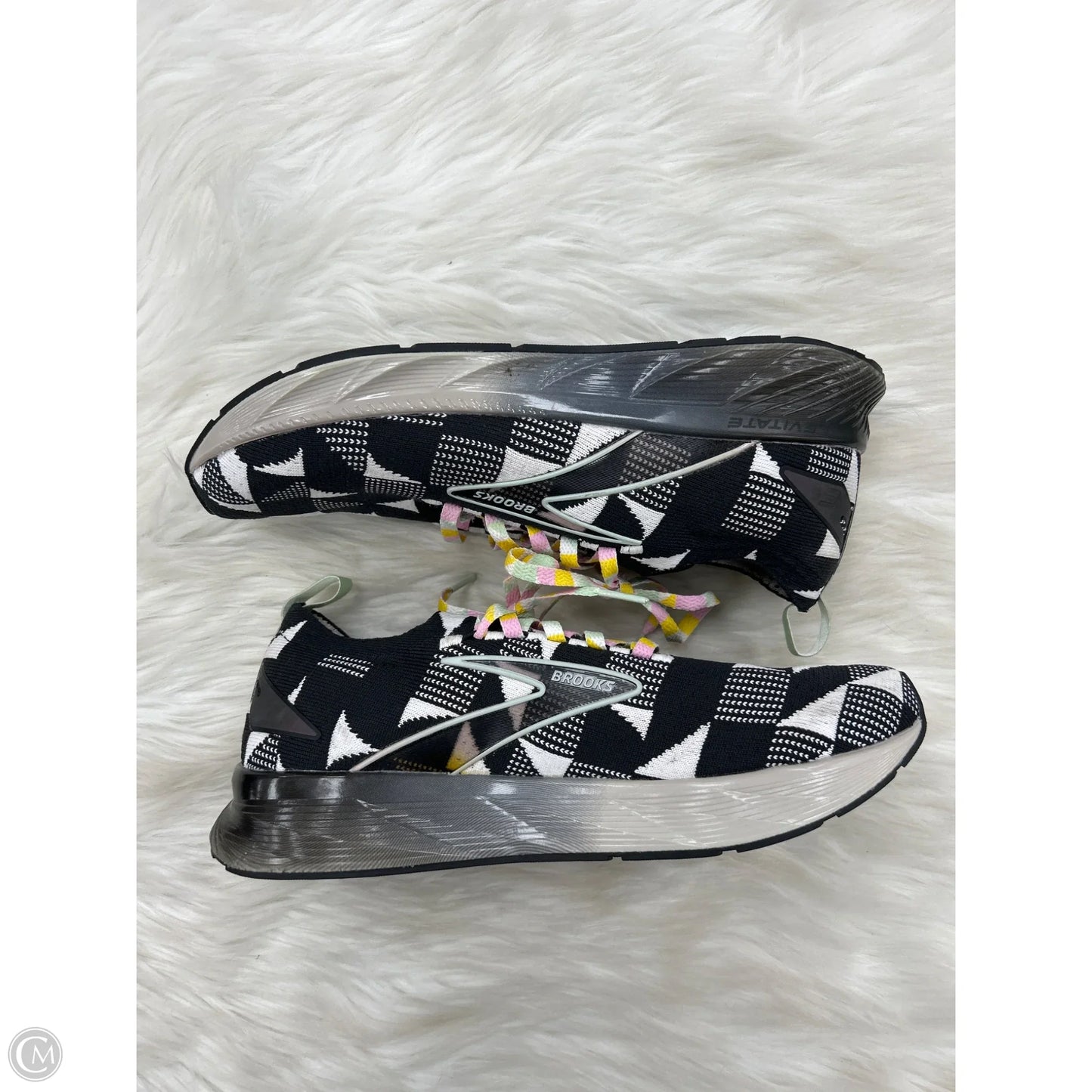 Shoes Athletic By Brooks In Black, Size: 9