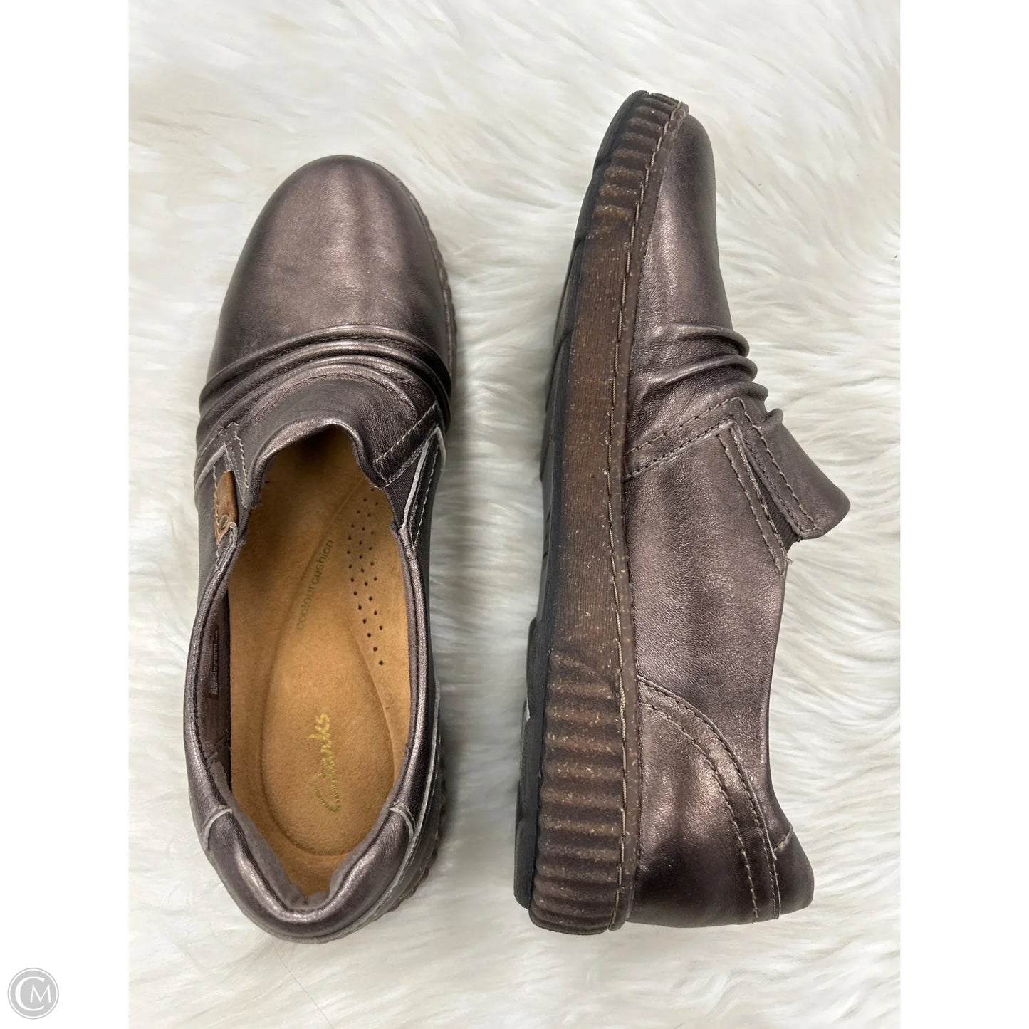 Shoes Flats By Clarks In Gold, Size: 10