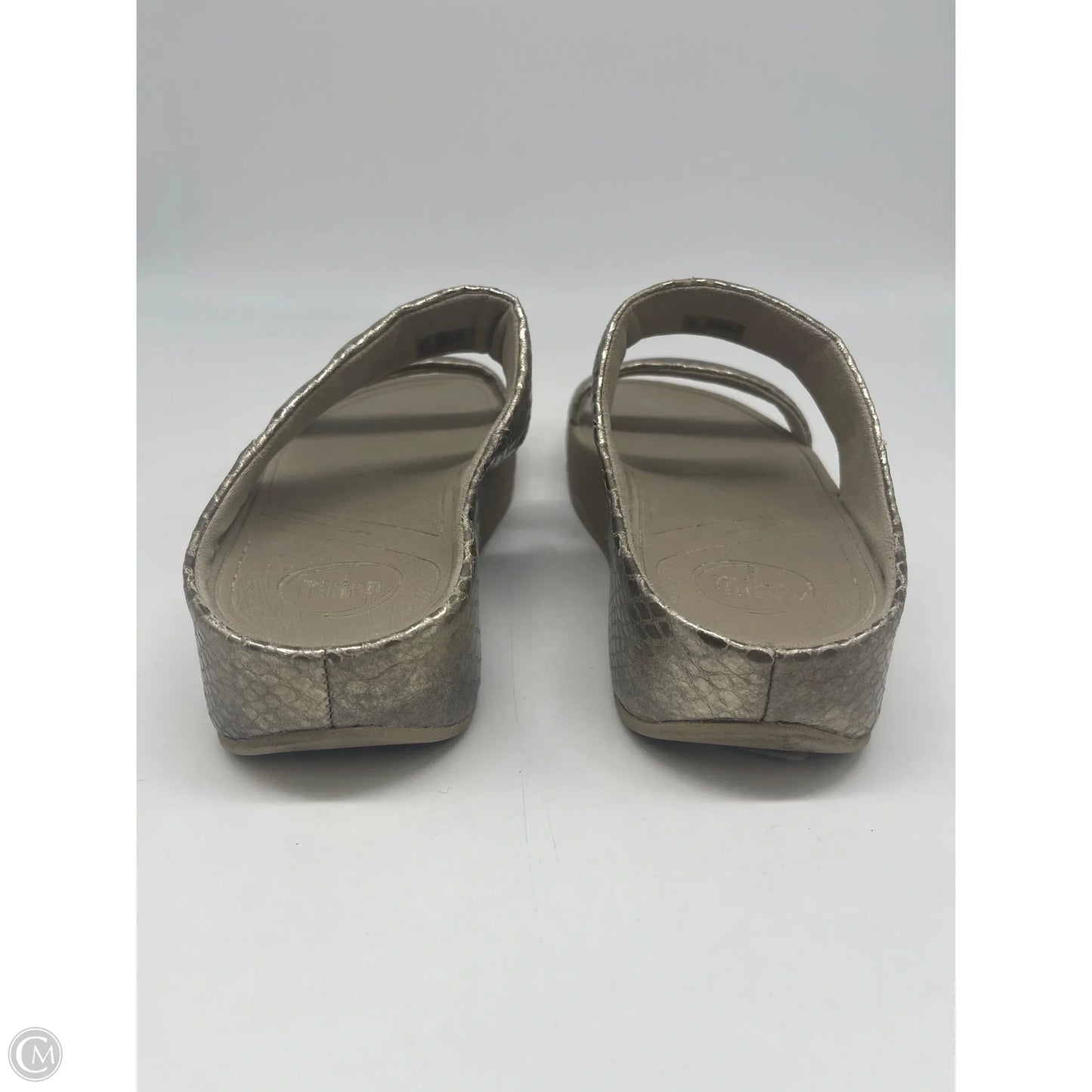 Sandals Flats By Fitflop In Gold, Size: 7