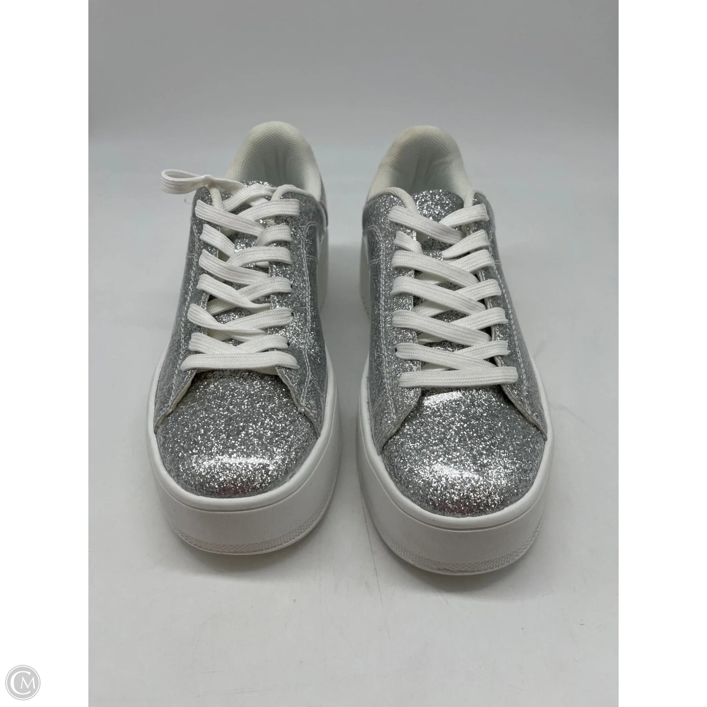 Shoes Sneakers By Clothes Mentor In Silver, Size: 8.5