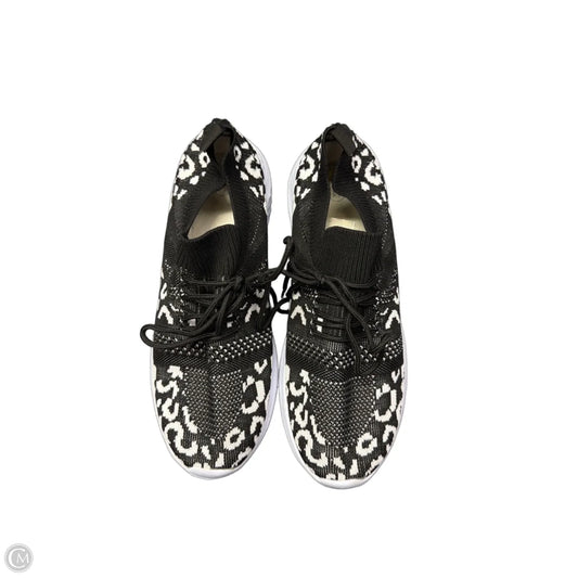 Shoes Athletic By Clothes Mentor In Black & White, Size: 10