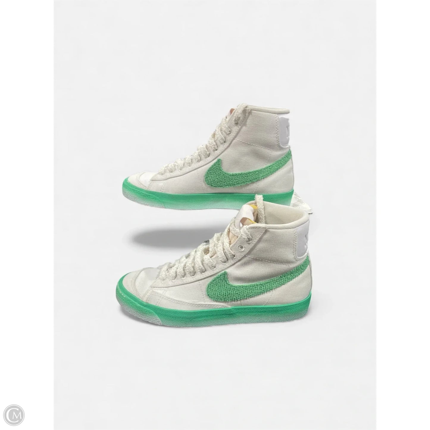 Shoes Sneakers By Nike In Green & White, Size: 6.5