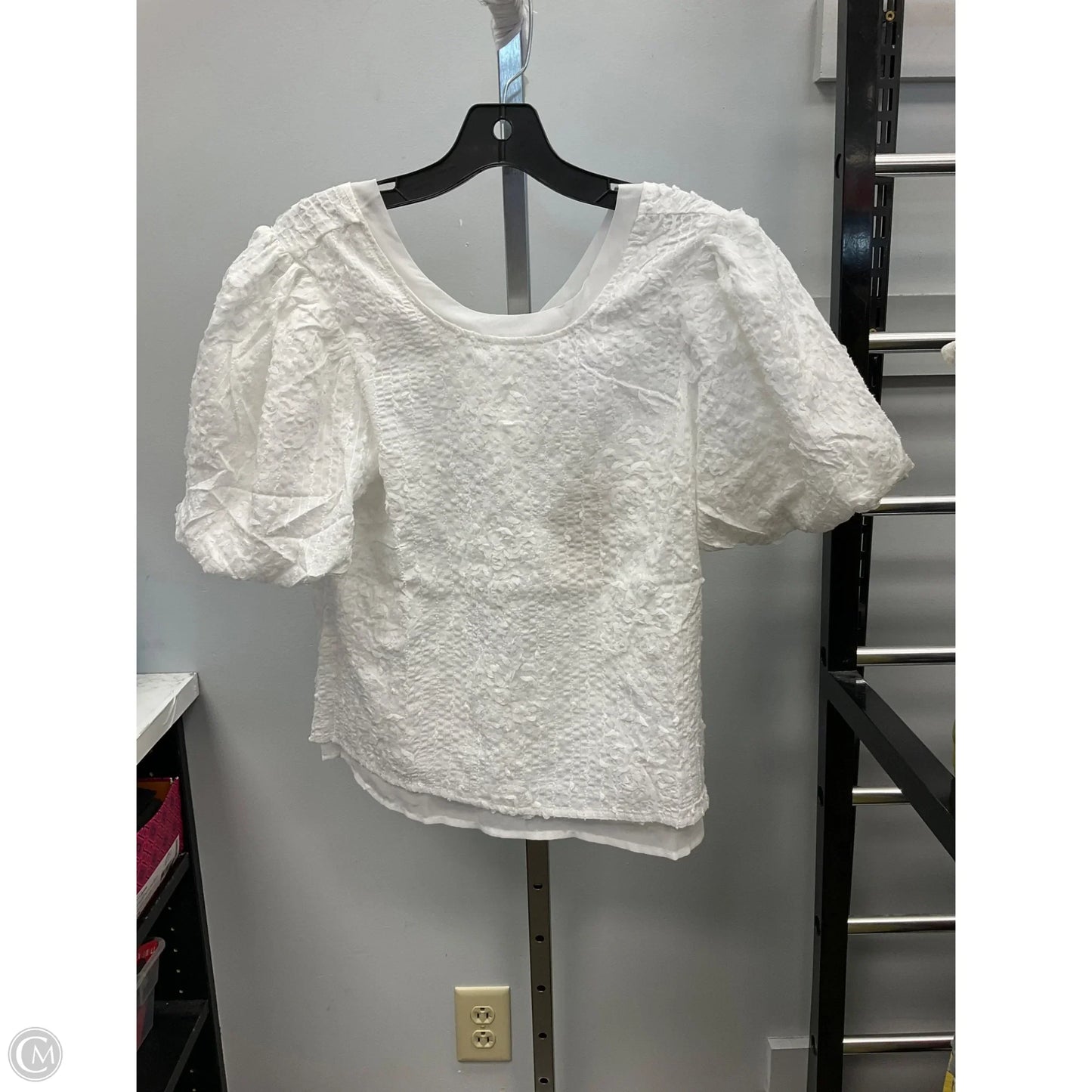 Top Short Sleeve By Clothes Mentor In White, Size: S