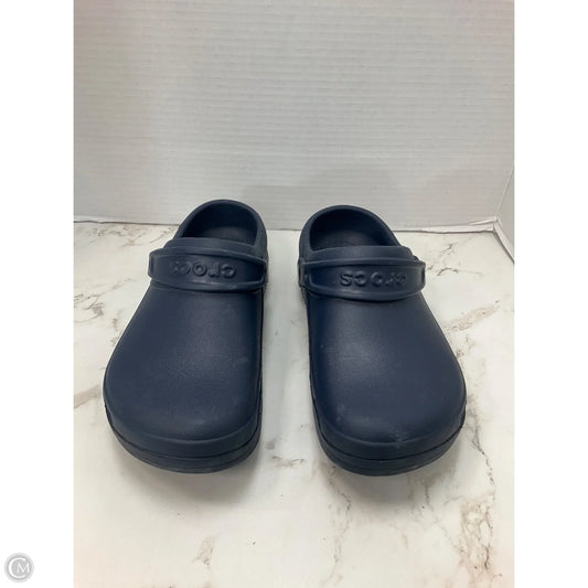 Shoes Flats By Crocs In Navy, Size: 8