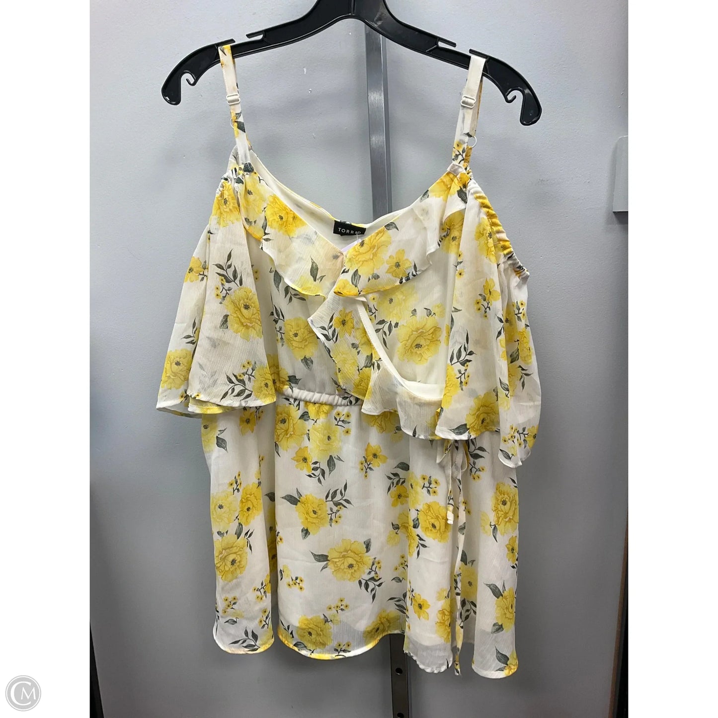 Top Short Sleeve By Torrid In White & Yellow, Size: 1x