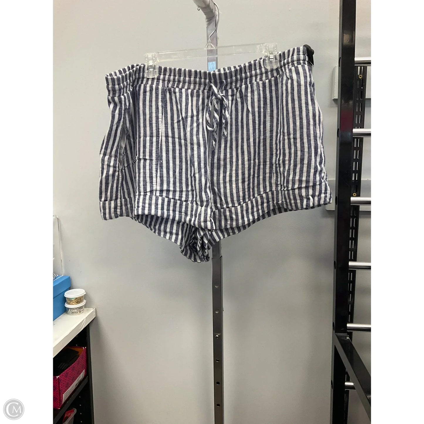 Shorts By Universal Thread In Striped Pattern, Size: Xl