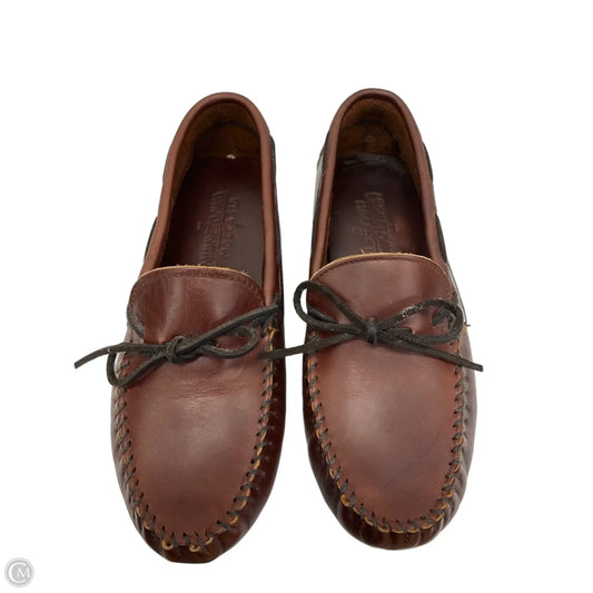 Shoes Flats By Minnetonka In Brown, Size: 10