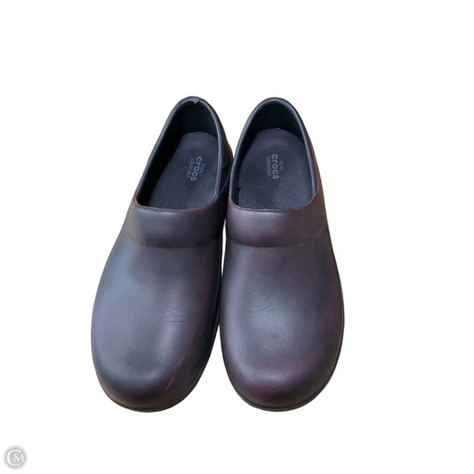 Shoes Flats By Crocs In Black & Red, Size: 9