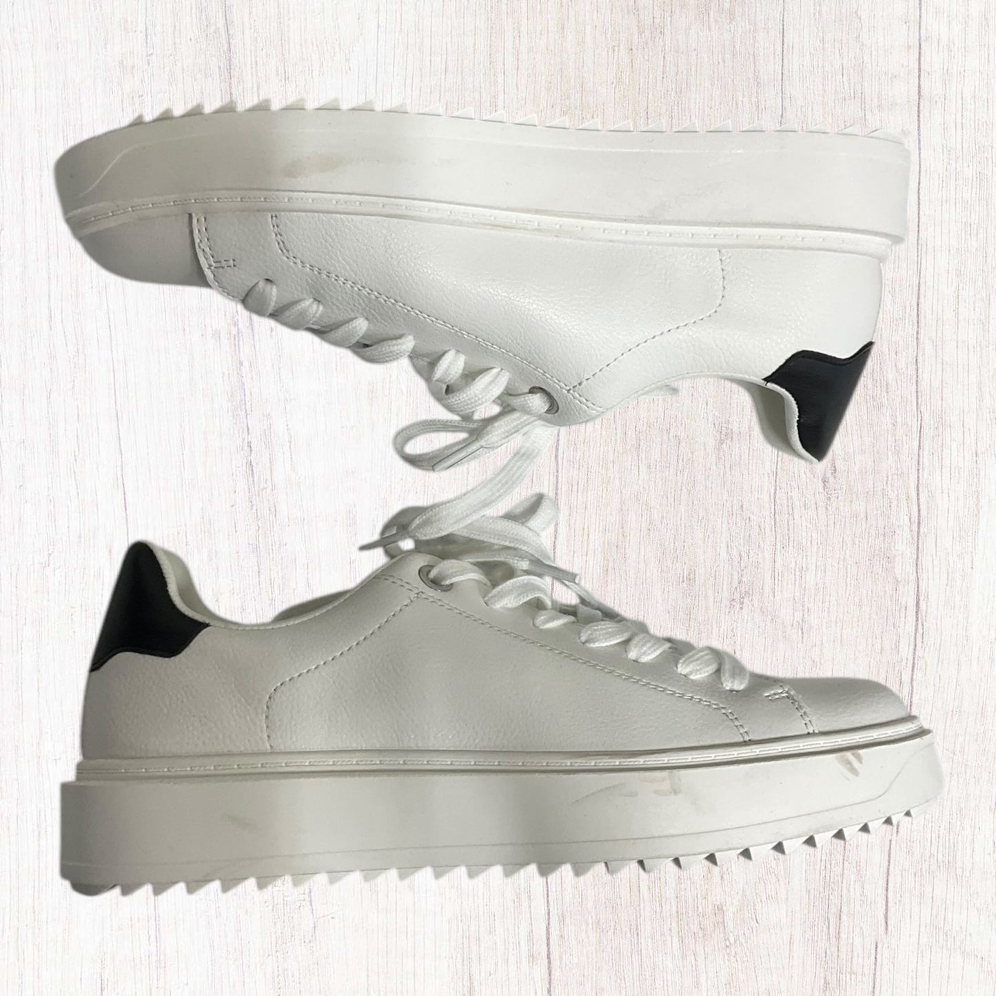 Shoes Sneakers By Steve Madden In White, Size: 8.5